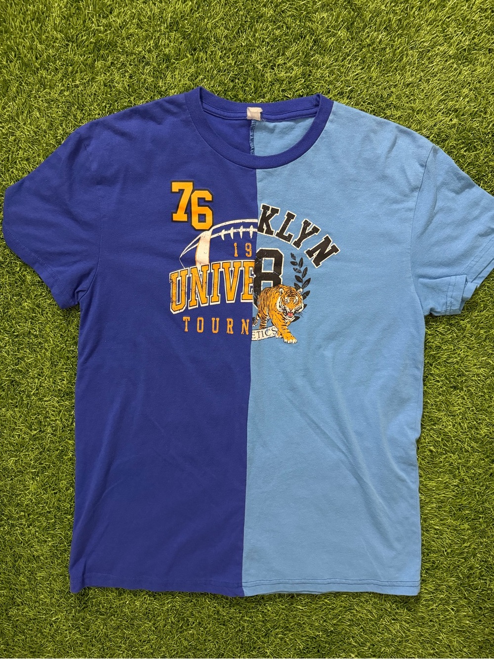 Vintage Split Blue GraphicUniversity Sport T-Shirt Size Large